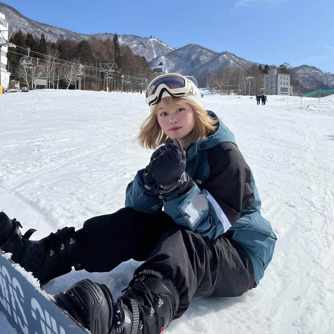 平瀬美里のインスタグラム：「この前、スノボ行ってきた！！ ⁡ 後ろにも前にもめっちゃ転んだけど、最終的には滑れて楽しかったから👌🏻✨ 3日間位は筋肉痛にやられました😵‍💫」