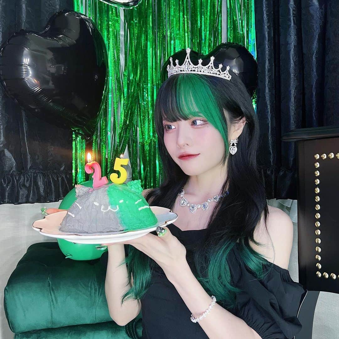 ゆら猫のインスタグラム：「たくさんのお祝いありがとうございました💚 すごく幸せです⸜❤︎⸝‍  #誕生日ケーキ  #誕生日  #センイルケーキ  #韓国ケーキ  #手作りケーキ  #推し不在の誕生日会  #shein購入品  #派手髪女子  #前髪メッシュ  #緑髪  #birthday  #女子会」