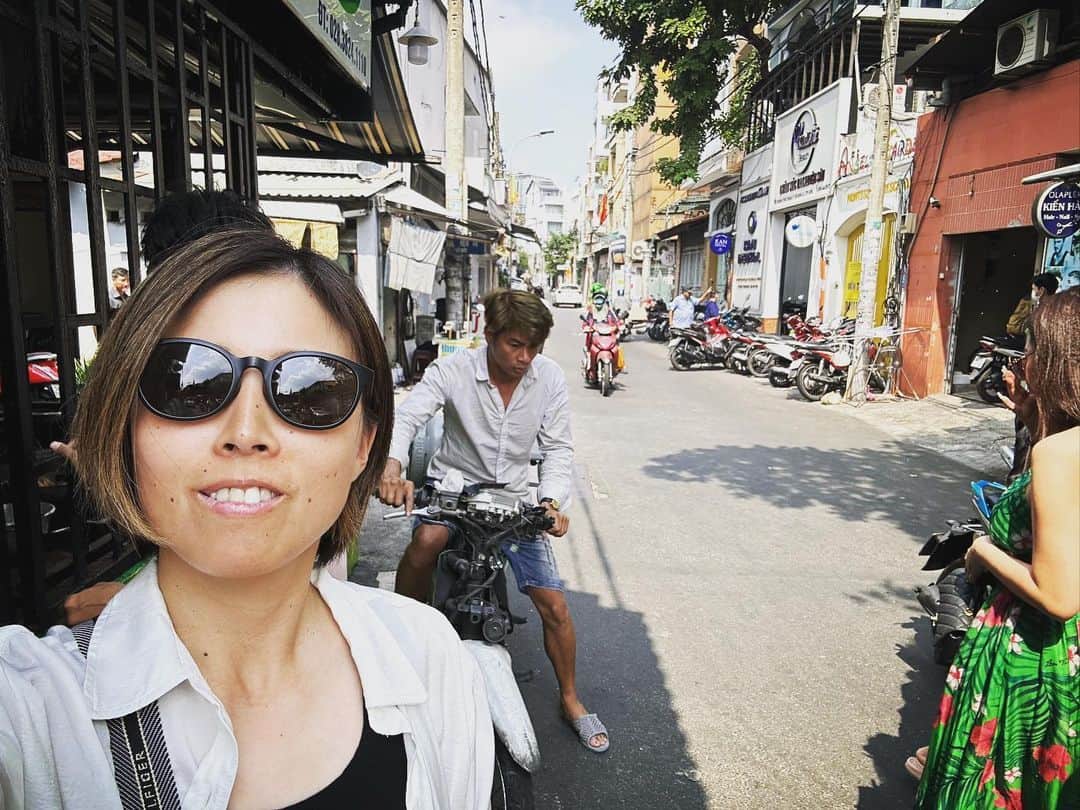 新井里茄さんのインスタグラム写真 - (新井里茄Instagram)「ベトナムに行ってきました🇻🇳  初めてのベトナムはなんだが不思議な感覚で、今ここに自分が生きている幸せを感じれた旅になりました。  明日は必ず今日より良くなると思いながら生きている国と、明日がどうなるかわからない不安を抱えながら生きてる国  両方を見れて自分がどう生きていきたいのかがより鮮明にイメージできた。  写真や映像からは感じれないものがそこにはあって、自分の五感で感じないとわからない世界観。  もっといろんな国にいこーっと！🗺  #ベトナム#旅#世界#繋がりに感謝#幸せ#ありがとう#経験#死ぬこと以外かすり傷」2月26日 19時58分 - rika.park