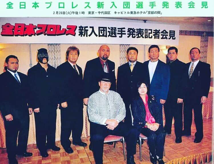 小島聡のインスタグラム：「週刊プロレスさんの記事です。  ２１年前の今日、記者会見しました。  いろいろありましたが、今もプロレスラーでいられてる事に感謝しています。  #小島聡」