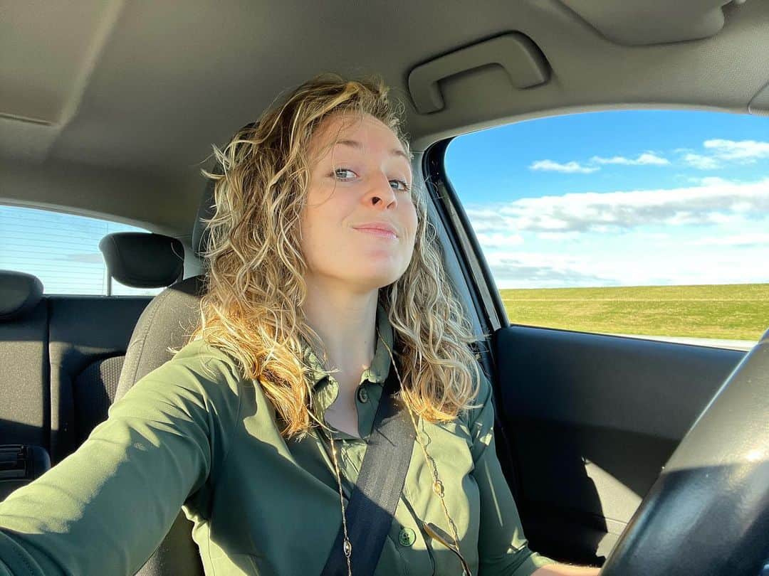 セリーヌ・バン・ガーナーのインスタグラム：「Blonde aka golden hair is back, curious eyes stayed, summer on the road 💃🏼」