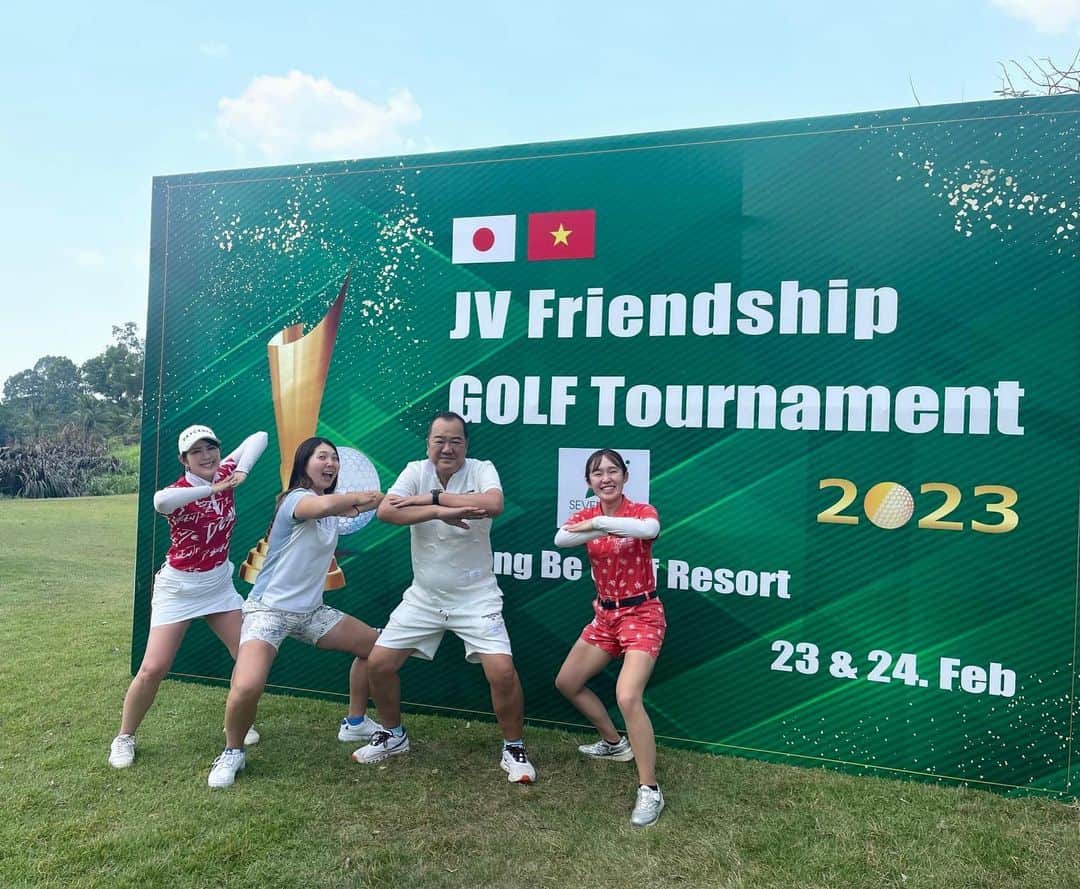楠本彩乃 さんのインスタグラム写真 - (楠本彩乃 Instagram)「日越友好50周年記念イベント 日越親善ゴルフ大会に参加させていただきました🇯🇵🇻🇳 このような素晴らしい大会を開いて頂き 本当にありがとうございました🙇‍♀️💓 海外ゴルフは刺激になりました⛳️ 2日間楽しかったです！！！ ありがとうございました😊 . #ゴルフ #golf #Vietnam#ベトナム #ベトナムゴルフ」2月26日 20時21分 - ayagolf_14