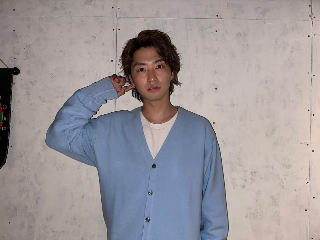 品川翔のインスタグラム：「少し遅れてしまいましたが 『品川Brotherhood〜トーク翔〜 』 ありがとうございました😊  3回も品ブライベントが出来て 本当に嬉しいですし最高です！！ 一度でも足を運んでくれた方 全部参加してくれた方 本当にありがとうございます😭😭  たくさんの愛を受け取りました！ 誕生日のお祝いも本当に嬉しかったです。  ランマ、ビスケに たくさん助けられました。 イベントやろうと誘ってくれて 本当にありがとう。  僕自身もっともっと頑張りますので これからも変わらず応援してくれたら嬉しいです！  そういえばだけども 最近髪の毛伸ばしてます笑 どうですか？😏  前回の投稿と今回の投稿は 全てコメント返します👍  #品ブラ #インスタグラム #29歳 #俳優 #フォローミー #フォロー #コメント返し#コメント #フォロー歓迎 #フォロー大歓迎 #workout#cinema#cinematic#cinematicvlog#cinematicvlogger#vlog#vlogger#filmmaker#フィルムメーカー」
