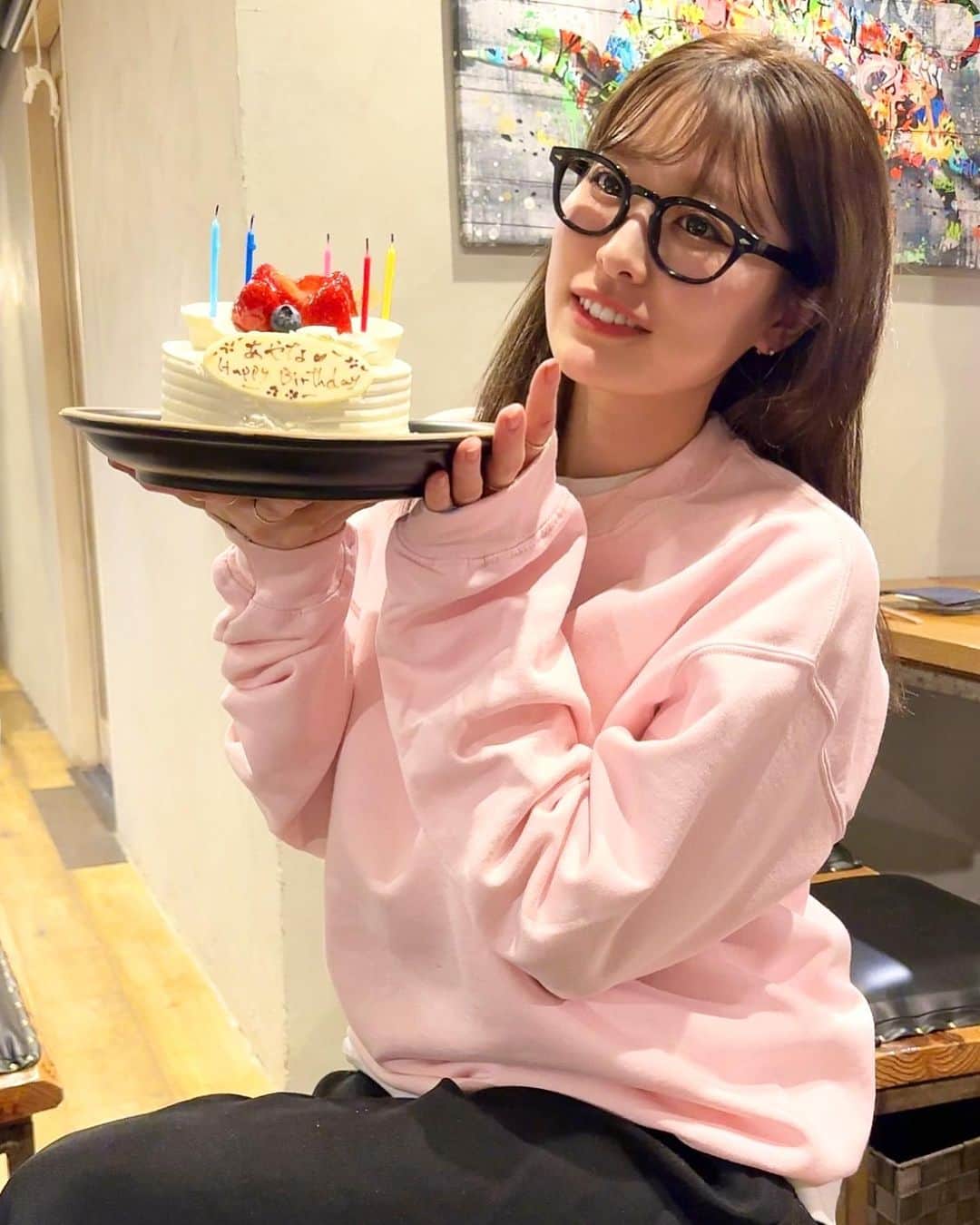 しばたあやなのインスタグラム：「何歳でしょう😀今月は誕生日でした🎂  お祝いメッセージたくさんありがとうございました😉🫶 プレゼントも嬉しかったです🎁  素敵な大人女性になれるように 頑張ります🤔  #誕生日 #感謝 #ありがとう 今年こそは #金の盾」