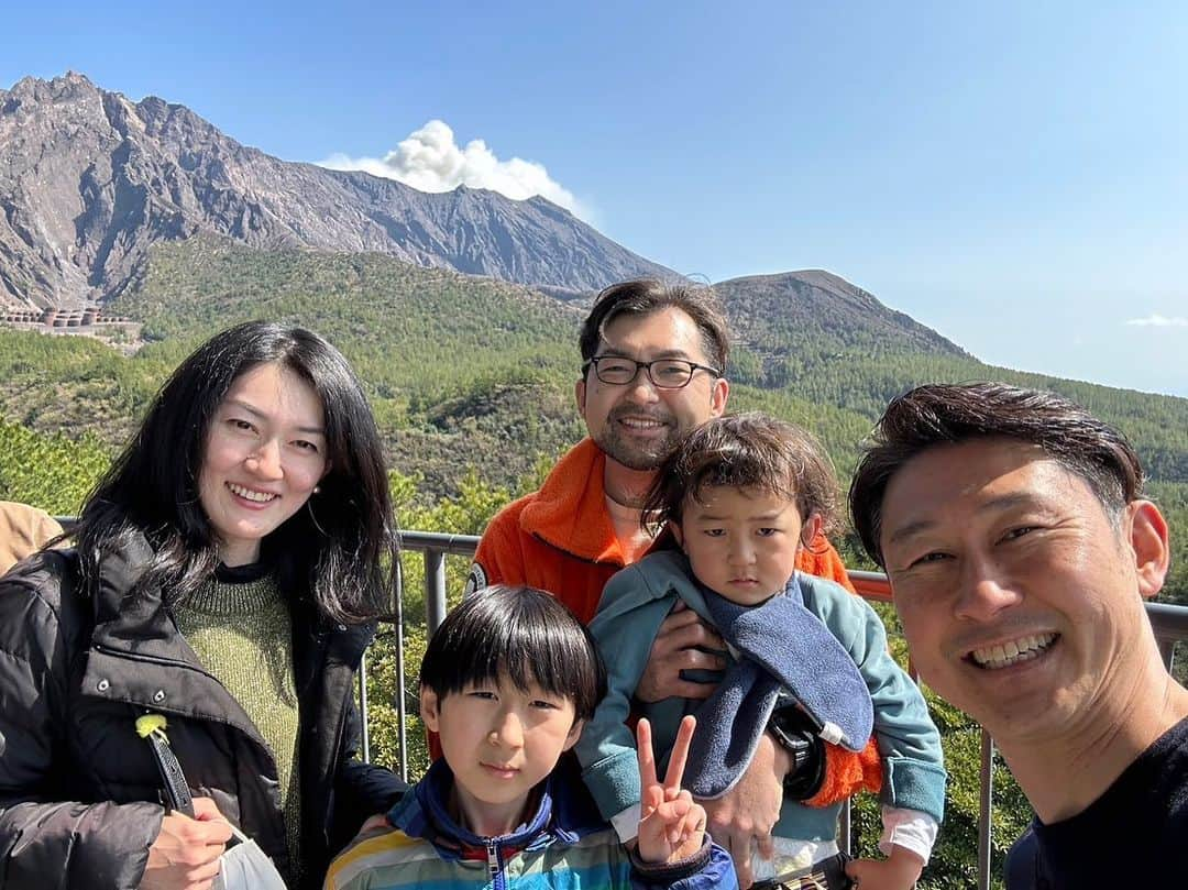 下山英哉のインスタグラム：「東京からの旅人たちと 大隅半島へ🌴  桜島も噴煙あげて大歓迎‼︎  #桜島 #湯平展望台  #大隅半島 #ボタニカルペニンシュラ  #カンパチブリ食べ比べ丼  #カンパチ #桜冠  #道の駅たるみずはまびら  #垂水フェリー #botanical #botanicalpeninsula #sakurajima #oosumipeninsula #kagoshima」