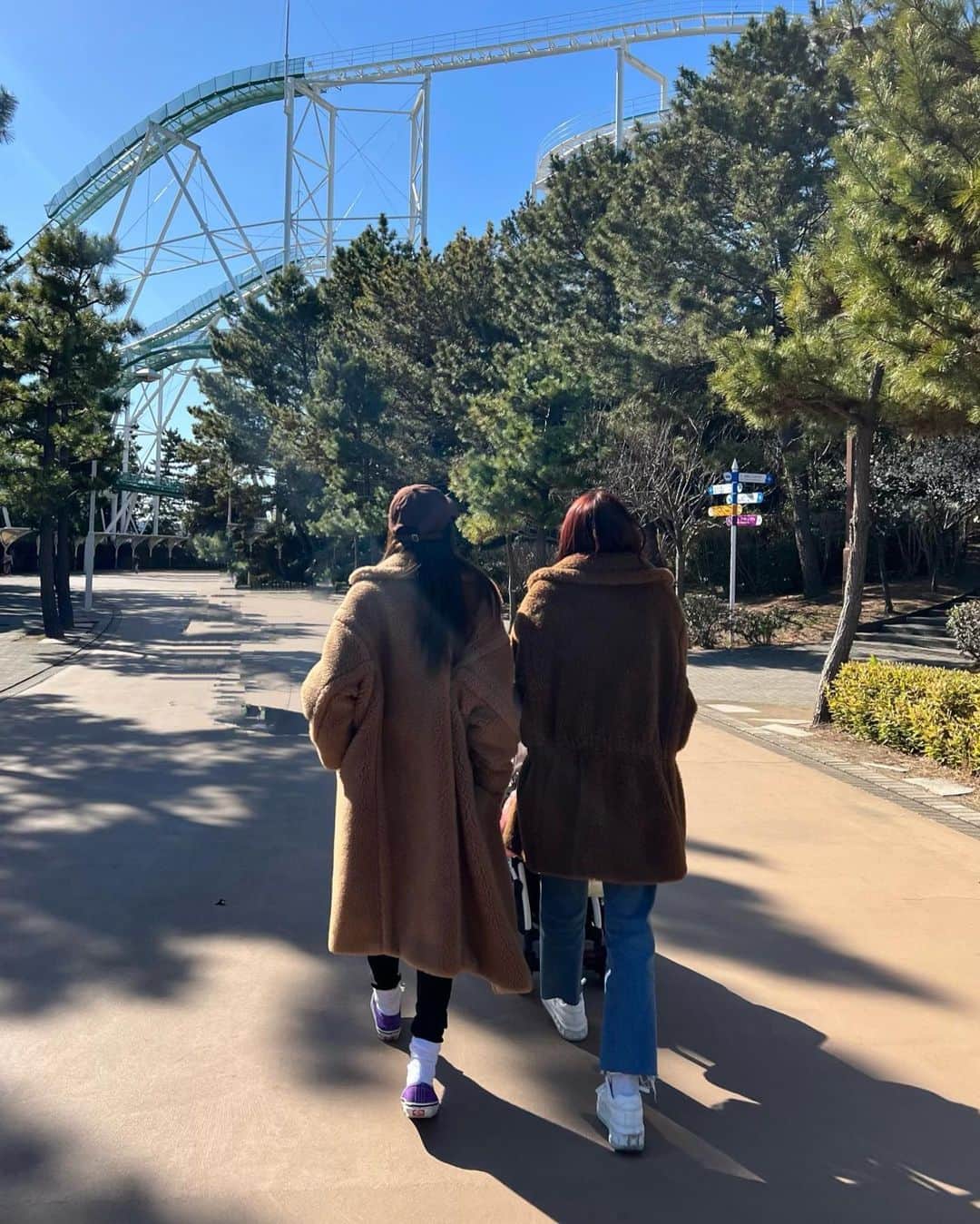 近藤千尋のインスタグラム：「今日はいつものファミリーで 八景島シーパラダイス🐬💓  今週オンエアのZOO-１グランプリの ロケでお邪魔していたのですが、、 プライベートでも行ってきました✌️✨💕 子供達も初めての八景島大満足😇 水族館も遊園地も🎢楽しめました❤️  まだまだ寒いからテディ🐻が大活躍！ パンツはGUでくつはVANS👟 数年前に買ったパープルさん🍇  明日からまた1週間 がんばりましょう✊😘」