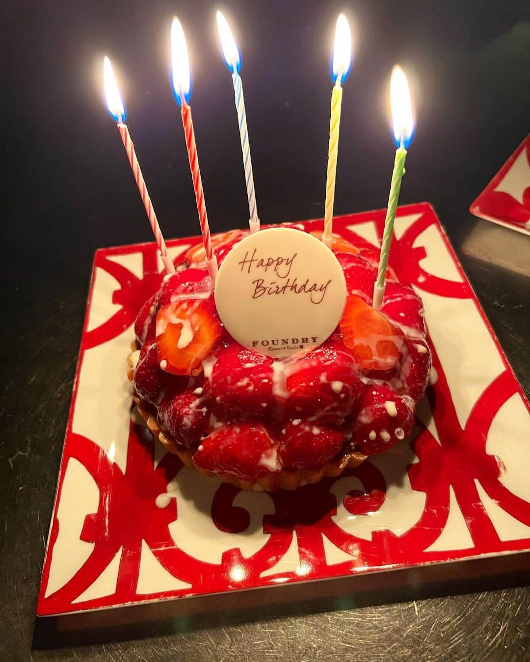 中根麗子のインスタグラム：「先日はお誕生日でした。 ケーキやチョコレートをパパが、もう色々買っているの知らなくて、私がキルフェボンのケーキが食べたいって言ったから、ケーキや甘い物が沢山💗  お母さんは、アップルパイを作ってくれました💗わざわざ作ってくれるなんて、その気持ちがすごく嬉しいし、美味しかった。  その後は、子供達が大好きな焼き肉を食べに行きました。  パパありがとう💗  #アラフォー #お誕生日」