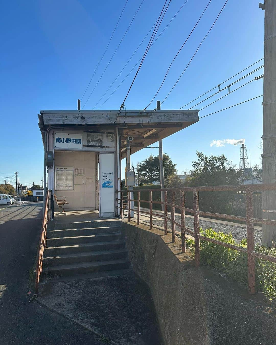 どさけんのインスタグラム：「【JR小野田線活性化委員会】  今日は南小野田駅へ！  セメント町の最寄り駅！  小野田のシンボル徳利窯最寄り駅！  ポン菓子でお馴染みのほりうちさんの最寄り駅！  可愛い駅舎にノスタルジックを感じます。  その昔はセメント町で映画を見るためにここで乗り降りしたんだろうなぁ。  12年前に当時のラジオ局に行くためにここで下車したのを思い出しました。  小野田線は我々、山陽小野田市民の財産や！  皆様ぜひご利用ください！  どさけん号はこの街を今日も走っています！  きっとだけども！   #山陽小野田市  #山陽小野田  #JR小野田線活性化委員会  #どさけん号  #山陽小野田スマイルシティ  #スマイルシティ  #スマイルプランナー  #スマイルプランナー募集中  #りおたくん  #山陽小野田観光協会  #南小野田駅  #PR  #徳利窯  #セメント町  #昔は映画館があった」