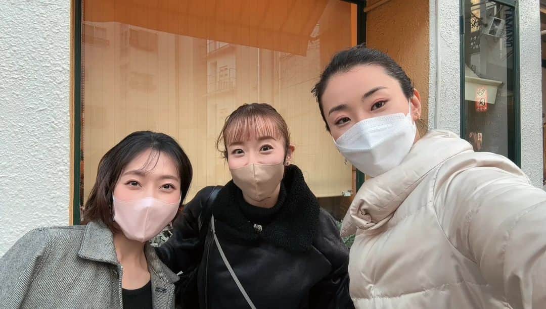 のインスタグラム：「5月のコンサート『EVER GREEN HIT SONGS』のプチ打ち合わせの写真🌱  とってもお久しぶりに会った会長こと、美翔かずきさんと、初めてお会いしたたらさんこと愛花ちさきさん。 組も学年も越えて分かち合える感があって、宝塚で繋がる絆というのは確かに存在していると感じたなぁ😌  曲目やメンバーを見て、早くも心躍りました😊  音楽と真剣に向き合う日々… あぁーぁ！！ワクワクするー😆  全然違う話なんだけど、光栄なことに昔から上野樹里さんに似てるとよく言われるんだけど、髪を短くして更に言われるようになった😂 自分では似てるって思わないんだけど…ありがとうございます笑  #打ち合わせ #宝塚 #宝塚OG」