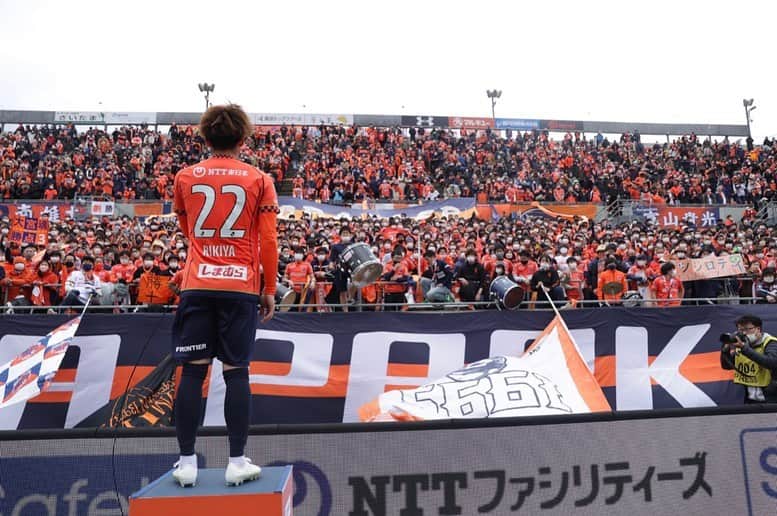茂木力也のインスタグラム：「・ ホーム開幕戦最高な雰囲気で試合をさせてくれてありがとうございます😊 今年は沢山チームに貢献できるように頑張ります🔥  #大宮アルディージャ  #nack5スタジアム大宮  #次が大事」