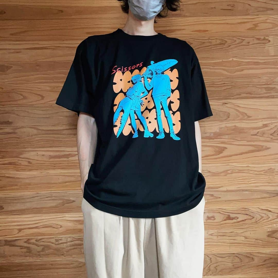 ねこぜもんのインスタグラム：「「Scissors」Tシャツ  ※モデル178cm XL着用  キャラグッズだけどアニメっぽくなりすぎず、バンドTシャツのようにラフに着こなせるデザインを目指しました！🦀  ■受注期間 2023/2/8(水)〜2/26(日)  ■Tシャツ 全2種　各￥3,500（税込）  ■素材 綿100%  ■サイズ M　身丈70cm/身巾52cm/肩巾47cm/袖丈20cm L　 身丈74cm/身巾55cm/肩巾50cm/袖丈22cm XL　身丈78cm/身巾58cm/肩巾53cm/袖丈24cm  ▶︎ https://vvstore.jp/feature/detail/19254/ （プロフィールのハイライトからもアクセスいただけます！）  #ヴィレッジヴァンガード #ヴィレヴァン #scissors #シザース #Illustrator #illustration #art #artwork  #イラスト #イラストレーター #オリジナルグッズ #グッズ #Tシャツ」