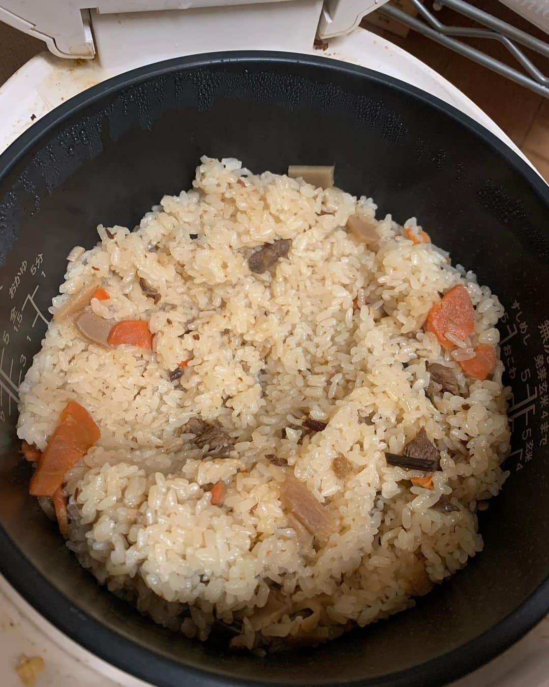 黒咲ゆうきのインスタグラム：「炊き込みご飯大好きなんよ🍚 おかずもいらんくらい一気喰いする🐷 でも今日はスペアリブも焼いた🥓 昨日は休みだったからゆっくりご飯食べてダラダラして寝るてゆーね！ 今日から5連勤頑張ります😮‍💨 #自炊飯 #炊き込みご飯 #スペアリブ #煮卵 #酢キャベツ」