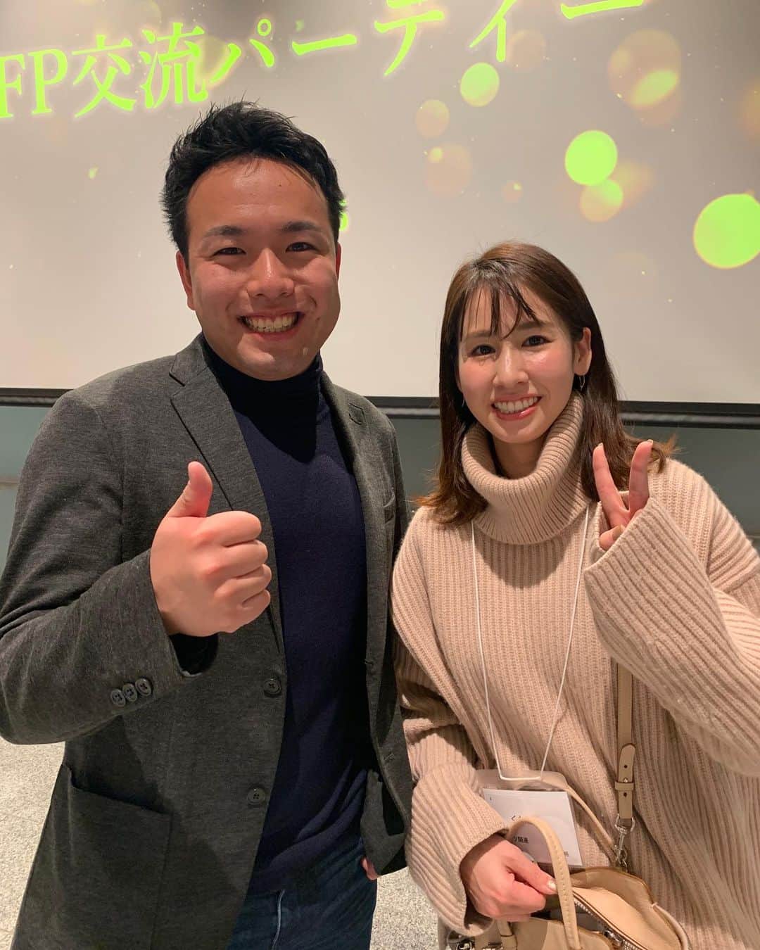 桒原えりかのインスタグラム：「ほんださん主催のFP交流パーティに出席してきました🥂 ほんださんは目標としていたチャンネル登録者数7万人を達成され、 FPチャンネルでは1番のチャンネルになったそうです👏 (すごい！)  2年半前？とかになりますが、ほんださんのチャンネルに出会ったおかげで、(テンパりまくりながらも。冷凍庫にガムテープ入ってたの懐かしい笑) 2級まで一発で受かったわけだったので、 (自慢w) 今回、ほんださんに直接、念願のご挨拶とお礼を伝えられて、 大変嬉しかったです！ (受かった直後にほんださんがYouTube LIVEをされたので、人生初の”投げ銭”しましたが、それじゃ物足りなく🤣)  当日は主役のほんださんは忙しいだろうとかなり遠慮してしまい、そんなにたくさんはお話できませんでしたが、 セミナーの様子なども伺えて、色々と勉強にもなりました！  この交流会には総勢100名のFPのみなさんが参加されており、私は10名？ほどの方と結構ちゃんとお話もできて、 みなさん異業種で本当に面白かったです^ ^  FPを直接活かす時が来る日もあるかもしれませんが、 どちらにせよ、自分のやりたいことを兎に角一生懸命やろうと思いました。  がんばるぞ！🔥  会場でお会いできた皆様も、どうもありがとうございました。  今後FPトライするかもな皆さん、 ぜひほんださんのチャンネルを参考にしてみてください。 そして、私の時はなかったのですが、 現在はTACとコラボで教材も出しておられるようです。  #fp #ほんださん @hondar_fp   ほんださん/東大式FPチャンネル↓ https://youtube.com/@HondaFP  わたし、前髪変になってて残念🥲」