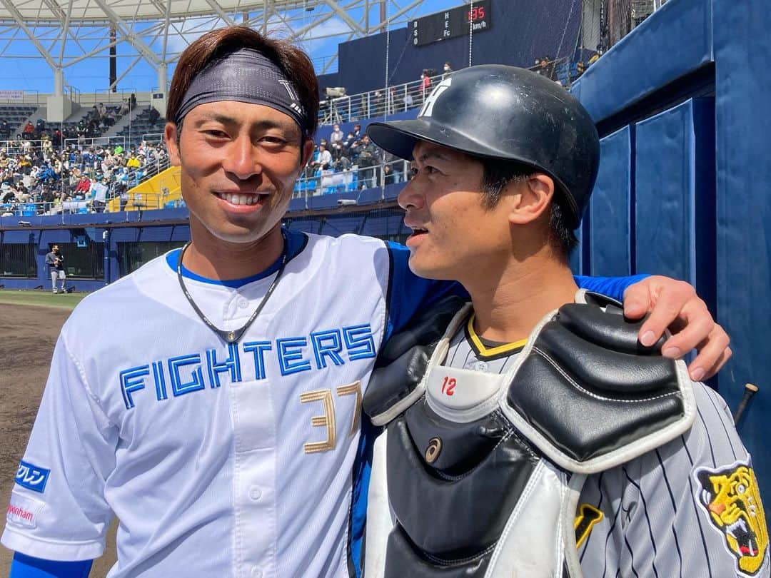 阪神タイガースさんのインスタグラム写真 - (阪神タイガースInstagram)「#江越大賀 選手が挨拶に来てくれました！ #北海道日本ハムファイターズ  #江越大賀 選手 #阪神タイガース  #坂本誠志郎 選手 #宜野座キャンプ #ARE」2月26日 12時11分 - hanshintigers_official