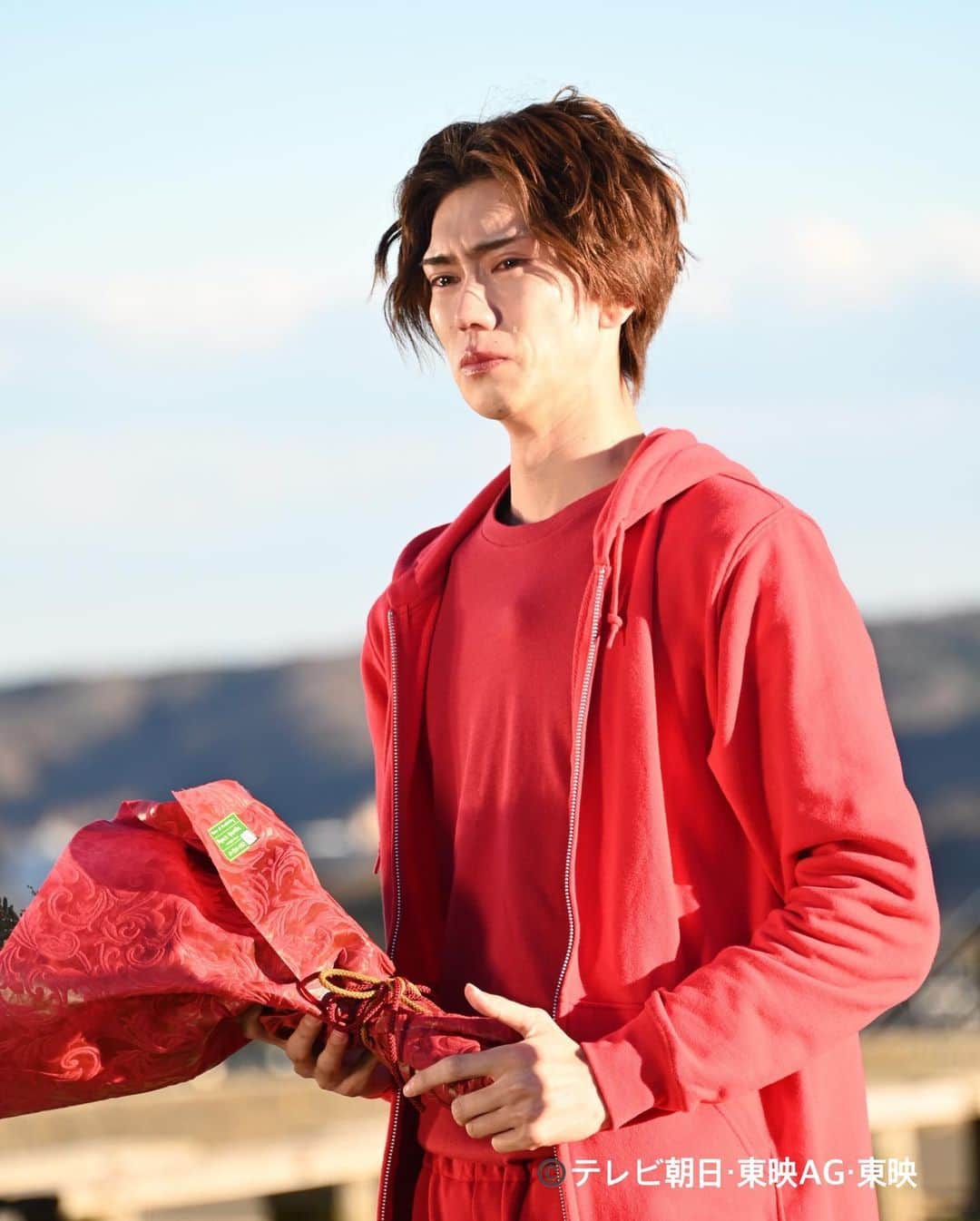 樋口晃平のインスタグラム：「「暴太郎戦隊ドンブラザーズ」 1年間本当にありがとうございました。  みんな沢山支えてくれて本当にありがとうございました。5人から12人となったドンブラザーズのレッドを務めれて幸せでした☺️  縁を大切に進んで行きます。  #スーパー戦隊」