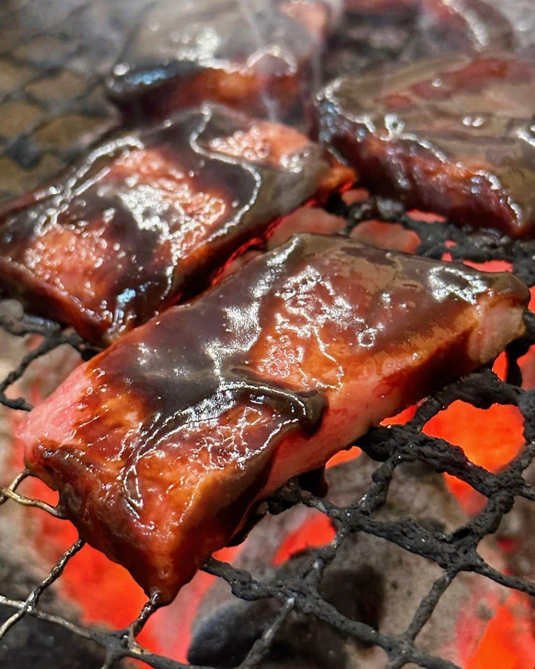 フォーリンデブさんのインスタグラム写真 - (フォーリンデブInstagram)「【100日「町焼肉」生活スタート！】 100日連続でひとつのジャンルを食べ歩き続ける「100日◯◯生活」シリーズ💯 毎年いつから始めるか悩むので、今年はキリ良く誕生日の2/25からスタートダッシュすることにしたよ😂  2018年＝ハンバーグ、2019年＝焼肉、2020年＝丼、2021年＝ハンバーガー、2022年＝餃子、にチャレンジして達成✨ 今年は一番好きな「焼肉」を原点回帰でストイックに食べ歩きたい気持ちと、昭和レトロな焼肉のブームが来そう（来てほしい）こともあり、テーマを「町焼肉」に決定❗️ 基本5000円以下（MAX高くても1万円以下）で行ける焼肉を中心に、美味しさはもちろん、雰囲気・人柄・コスパ・穴場感なども含めて、「町焼肉」の魅力をさらに探求してみるね🔥  --- 記念すべき初日は、松阪牛の聖地・三重県の松阪市にある「元祖ホルモン脇田屋 本店」へ🌟  ここの黒光りする「味噌だれ焼肉」が大好きで、もはや白米がなくては成り立たない、魔性の美味しさ❣️ 八丁味噌を使っててご当地感もあるし、これぞ「地方の町焼肉」ならではの体験だよ☺️✨  --------- 🍴元祖ホルモン脇田屋 本店 ☎️0598-22-1129 🏠三重県松阪市長月町12  ⏰11:00-15:00、16:00-20:40（月曜定休） 💰食べログ予算: ☀️¥2000- 🌠¥3000- - #三重グルメ #三重焼肉 #松阪グルメ #松阪焼肉 #元祖ホルモン脇田屋本店 #脇田屋 #個室なし #テーブル席 #町焼肉 #味噌だれ焼肉 #ヤミツキになる美味しさ #オンザライス #これは白米かビール必須 - ▼ エリア&ジャンル検索 #フォーリンデブ三重 #フォーリンデブ焼肉 100日 町焼肉生活0️⃣1️⃣日目1️⃣軒目 #100日町焼肉」2月26日 12時28分 - fallindebu