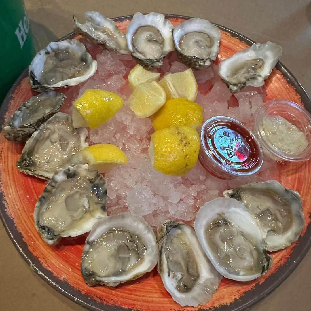 さんのインスタグラム写真 - (Instagram)「Early dinner at Crab Corner ($1 Happy Hour Oysters‼️) followed by Piano Man the show. We only celebrated Jack’s birthday three times! 😆🎈🎂🎉#HappyBirthdayJack #February23 #🎂 #Maryland #Style #BlueCrabs #SoYummy #HappyBellies #RawOysters」2月26日 12時42分 - fouryorkiesmom