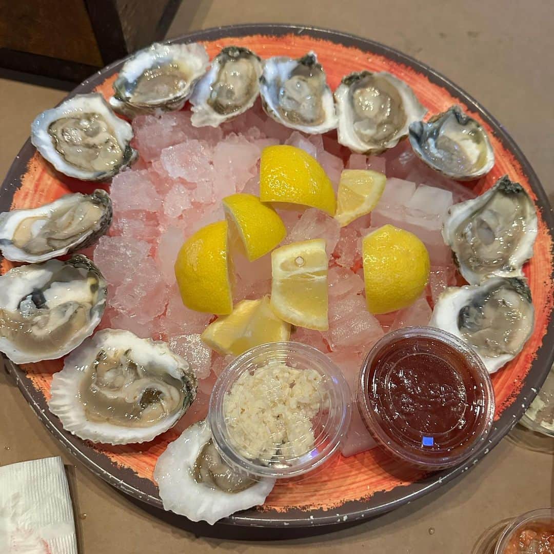 さんのインスタグラム写真 - (Instagram)「Early dinner at Crab Corner ($1 Happy Hour Oysters‼️) followed by Piano Man the show. We only celebrated Jack’s birthday three times! 😆🎈🎂🎉#HappyBirthdayJack #February23 #🎂 #Maryland #Style #BlueCrabs #SoYummy #HappyBellies #RawOysters」2月26日 12時42分 - fouryorkiesmom
