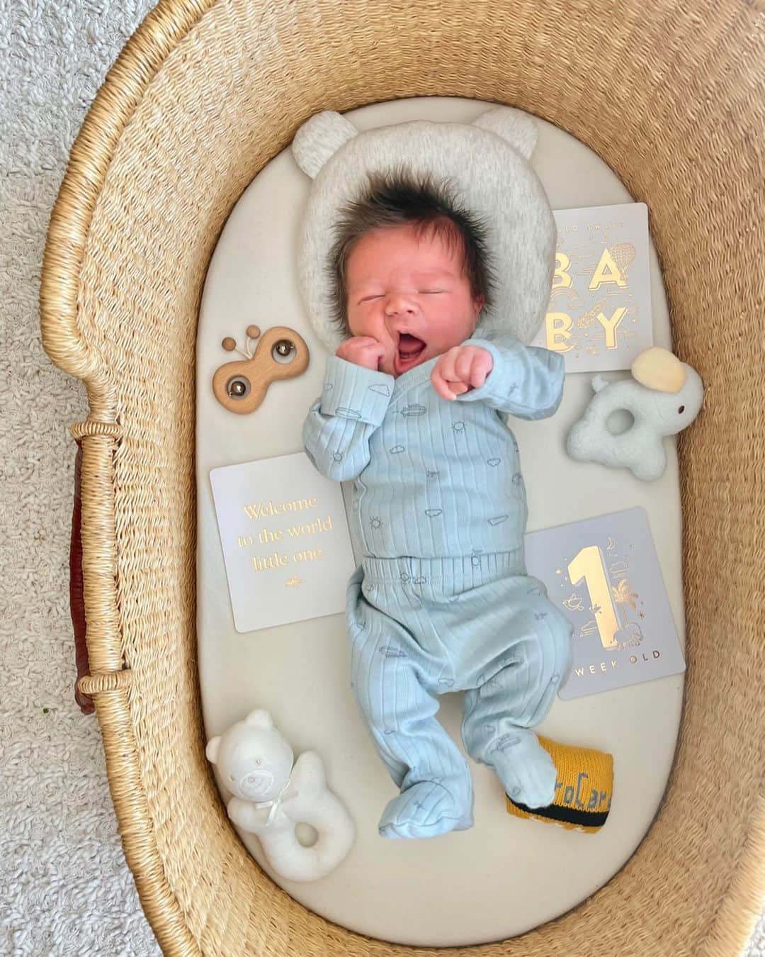 サンドバーグ直美のインスタグラム：「Welcome👼🤍🤍 Louis Kei (ルイス慶)  Born on 2/19/2023 at 3500g  with a punk rock hairdo🤘  Mama and papa is so happy you’re finally here🤍 #LilLou #oneweekold #babyboy #momlife」