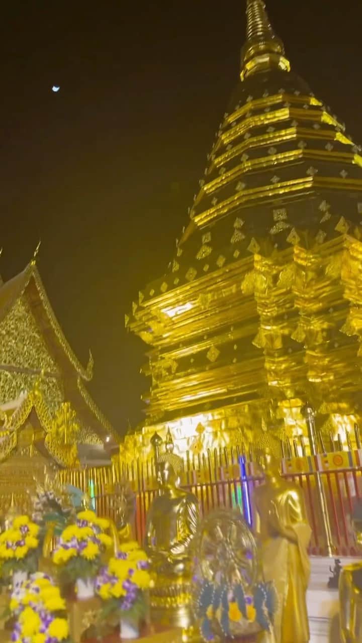 黒木桃子のインスタグラム：「Doi Suthep at night✨  ドイステープ寺に行ってきたよ😊 月も出てて、夜の雰囲気の寺院はとっても綺麗だったよ🌙  #ドイステープ #チェンマイ #旅 #chiangmai #watdoisuthep #calm #buddha」