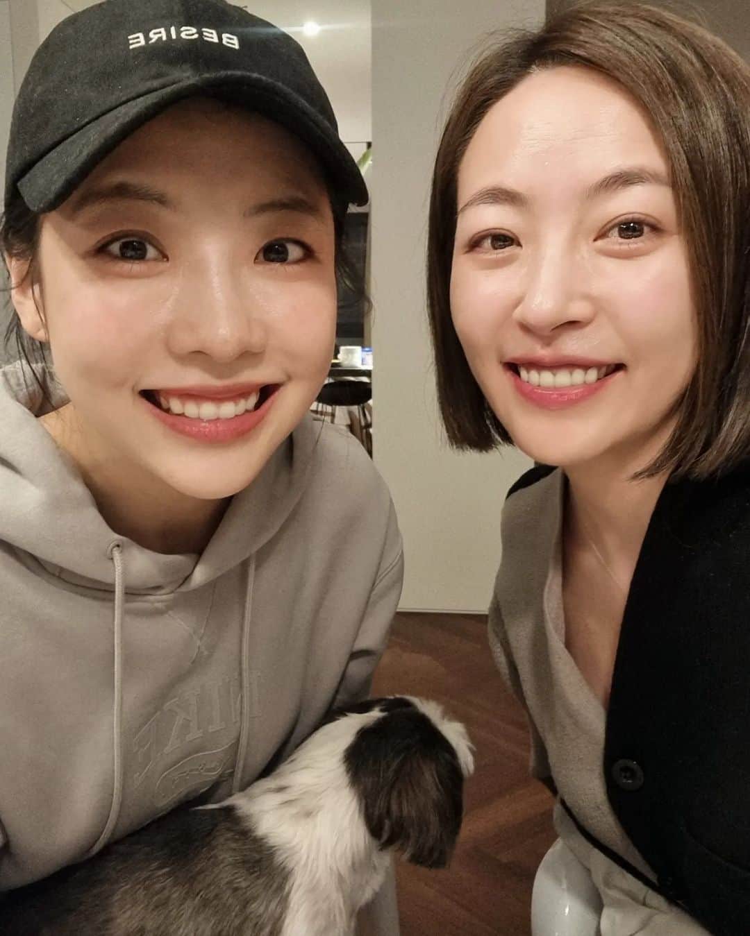 シム・ウンジンのインスタグラム：「오랜만에 우리 예화랑~♡♡ @yewhaseo 요즘 그림으로 감정쏟고있는 예화에게  나의 재료들을 입양보냄:)  종종 수다떨며 작업도 한번 해봐야지 그치?  박명훈,최대성,최대철 오빠들 보고있나?  ㅋㅋㅋ  온에어 뭉칠준비해! ㅋㅋㅋ  깍두기로 진선규오빠도 긴장하고 있으삼!!  ㅋㅋㅋㅋ」