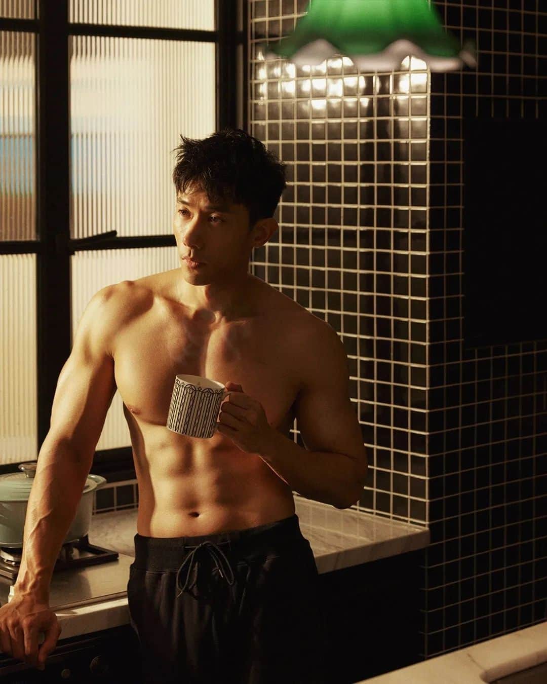デスモンド・タンのインスタグラム：「Lazy sunday morning. Coffee? ☕️😉」