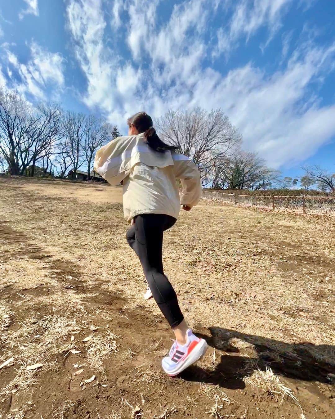 湯田友美のインスタグラム：「ULTRABOOST LIGHT🌟 The Lightest #Ultraboost ever on my feet🤩🚀It feels so good!  大好きなウルトラブーストがついに、軽くなった🥺👟  ジョグ中は、オフロード、階段、細い道もついつい走りたくなっちゃう😁🐞🐛コースも自分次第でいくらでも見つけられるから、楽しいんだよね☺️  ウルトラブースト、ランだけでなく移動の時も使ってる😊長持ちするし、初心者の人にもおすすめです！🌟  花粉飛んでるけど、良い休日を😂🤧🍱  #Impossibleisnothing #ULTRABOOST #createdwithadidas @adidastokyo」