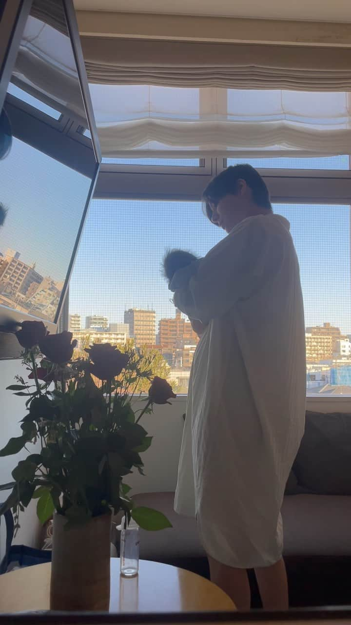 サンドバーグ直美のインスタグラム：「Thank you for the lovely messages🥰 DMメッセージありがとうございました🥰 Louis and I are healthy and doing well!  Made a reel at the hospital with my new bebe (feat.nose man👃)」