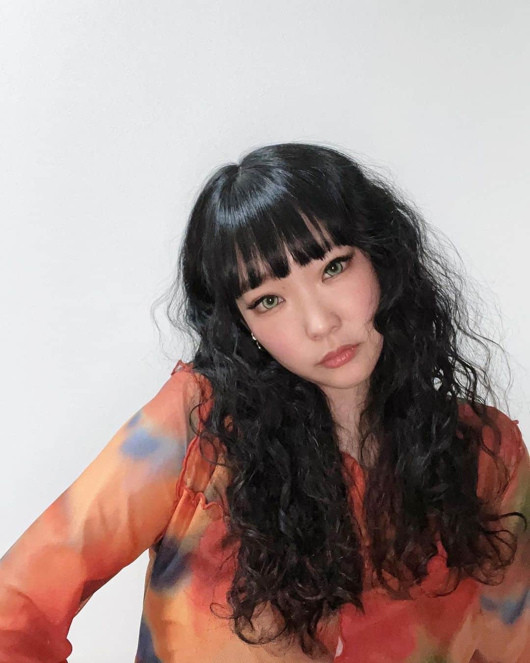 Yun chiさんのインスタグラム写真 - (Yun chiInstagram)「#mynewgear IE 400PRO とってもとっても悩んでいたのですがやっと新しい相棒に出会いました♩.*。  最近は制作が続いていたので新曲のミックスチェックやマスタリングチェックに大活躍。 ライブでもイヤモニを使用する事があるので、その際に活躍しそう。  中身スケスケなのも愛しいなぁ♡  これでマイクもヘッドホンもイヤホンもまた全部SENNHEISERに。  イヤホンは３つ目！好きすぎかな… 笑  #PR 提供：ゼンハイザージャパン  https://item.rakuten.co.jp/sennheiser-proaudio/ie400pro/  https://store.shopping.yahoo.co.jp/sennheiser-proaudio/ie400pro.html  https://www.amazon.co.jp/dp/B07TDSTT9J/  #イヤフォン #イヤホン #sennheiser #bluetoothイヤホン  #bluetoothearphones #IE400PRO」2月26日 13時29分 - _yun_chi_