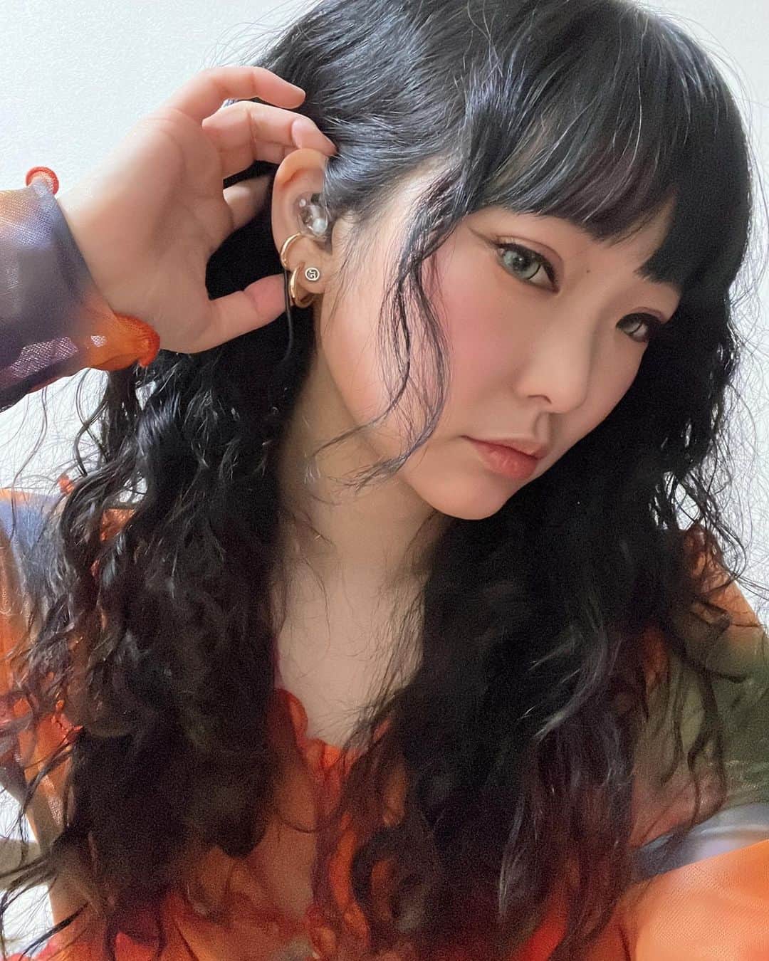 Yun chiさんのインスタグラム写真 - (Yun chiInstagram)「#mynewgear IE 400PRO とってもとっても悩んでいたのですがやっと新しい相棒に出会いました♩.*。  最近は制作が続いていたので新曲のミックスチェックやマスタリングチェックに大活躍。 ライブでもイヤモニを使用する事があるので、その際に活躍しそう。  中身スケスケなのも愛しいなぁ♡  これでマイクもヘッドホンもイヤホンもまた全部SENNHEISERに。  イヤホンは３つ目！好きすぎかな… 笑  #PR 提供：ゼンハイザージャパン  https://item.rakuten.co.jp/sennheiser-proaudio/ie400pro/  https://store.shopping.yahoo.co.jp/sennheiser-proaudio/ie400pro.html  https://www.amazon.co.jp/dp/B07TDSTT9J/  #イヤフォン #イヤホン #sennheiser #bluetoothイヤホン  #bluetoothearphones #IE400PRO」2月26日 13時29分 - _yun_chi_