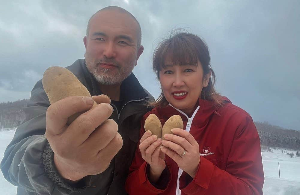 KitchHikeさんのインスタグラム写真 - (KitchHikeInstagram)「.  ／ 　親子で楽しめる！ ”越冬メークイン”で 🥔 　主役級フライドポテトづくりに挑戦🍟 ＼  ”メークイン発祥の地” 北海道厚沢部町。 雪室貯蔵で、糖度ともっちり食感を極限まで 引き出した”雪の魔法”の越冬メークインで おいしいフライドポテトを作りましょう🍟  子どもから大人まで、お好みのシーズニングを 持ち寄って、食べ比べを楽しみませんか😆？  以下、お届け食材についてのご紹介です😊  ▼イベント詳細はプロフィールURL からチェック @kitchhike  ◆ 道南いたさか農園 　 越冬雪の下メークイン（3kg） -------------------------------- ”雪室貯蔵” で糖度が引き出されたメークインは 新じゃがよりも甘くもっちりしっとり食感が特徴😊 傷がつかないように、丁寧に収穫したあと その上に土をかぶせて、自然に積もる雪の下で寝かせ 重機で掘り起こすという作業を行っています。  土づくりにもこだわっており、竹炭や魚かすなど 自然由来の肥料を選んでいるのだとか！ 愛情とこだわりがつまったメークイン栽培や 厚沢部町の魅力について教えてもらいましょう🙌  -------------------------------- 「ふるさと食体験」開催日時 2023年3月12日(日) 11:00〜12:30 申込締切：3月6日(月) 参加費：2,500円→1,500円  ＼クーポンプレゼント企画実施中！／ もっと食を通じて地域と繋がって欲しい。 そんな想いからクーポンをご用意しました。 はじめてさんもリピーターさんも 【1000円OFF！】ぜひご利用ください🎁 詳しくはプロフィールURLからご覧いただける イベントページをご確認くださいね🙌 --------------------------------  #キッチハイク #ふるさと食体験 #地域創生 #地方創生  #北海道厚沢部町 #じゃがいも #メークイン #越冬メークイン #フライドポテト #おうち時間 #おうちカフェ #料理 #移住 #オンラインイベント #特産品 #食文化」2月26日 13時37分 - kitchhike