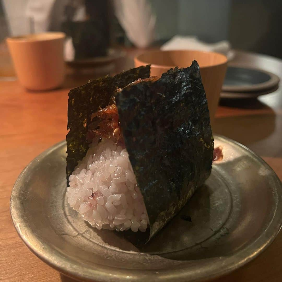 narumiさんのインスタグラム写真 - (narumiInstagram)「sta.  誰かとおにぎりを食べる時間は無性に愛おしい なんでだろうね🌪」2月26日 13時46分 - narumi_hoshi__