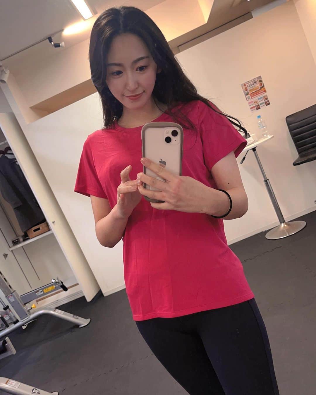 三輪晴香のインスタグラム：「. . 週一パーソナル🏋️‍♀️  今回は上半身を重点的に！ 普段使わない筋肉って使い方分からないし難しかったけど 今回サポートしていただいた溝口さん(@masato.mizo )が分かりやすく教えてくださいました☺️  美味しいご飯と美味しいお酒のためにがんばるぞ🙌🏻🔥  @gravity_gym_jp @gravity_ebisu  #パーソナル #トレーニング #パーソナルトレーニング #ジム #gravity #ジム女子」