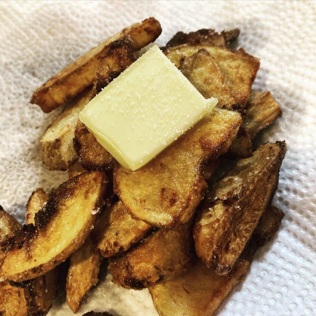 こーすけのインスタグラム：「新じゃがでフライドポテトあげちゃった…揚げ物楽しい。🍟  レンチンしてあげるだけ簡単。」