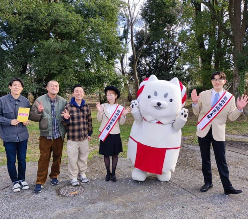 須藤誠人のインスタグラム：「天気が良くて花粉を感じます！ きょうは #とびっきりサンデー です☀️ 特集は #カミナリ の広報丸投げツアーです⚡️ 今回はモノづくりとスポーツの街 #磐田市 へ行ってきました！ 話題沸騰中のレースに見た目も味も満喫できるスイーツ、さらには #おもろカレー など続々登場！ 今週は夕方4:15〜です🙇🏻‍♂️ どうぞよろしくお願いします！！！  #スイーツ #きんつば #又一庵 #ティラノサウルスレース #ジェルキャンドル #カレー #兎石 #卯年 #ウサギ #顔はめパネル #ジュビロ磐田 #Nボックス #静岡朝日テレビ」