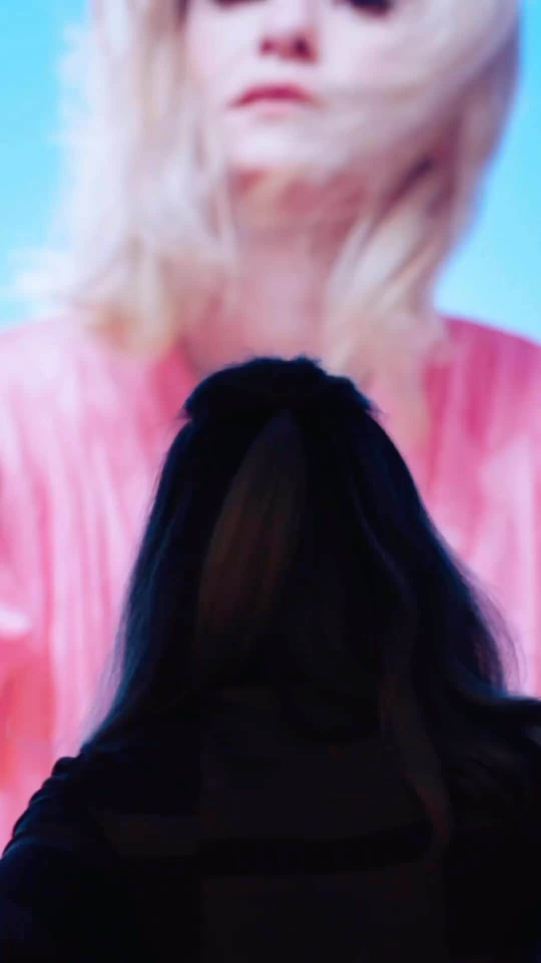アマンダ・デ・カディネットのインスタグラム：「Friends in NYC, pls go see this exhibition by the fantastic artist @alexprager @lehmannmaupin .The question she is asking “ Where the hell do we go from here ?” certainly resonates with me … how about you ?」