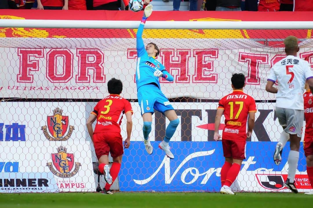 ミチェル・ランゲラクのインスタグラム：「Love winning at home!! 3 points and a clean sheet is the perfect Saturday ❤️💛」