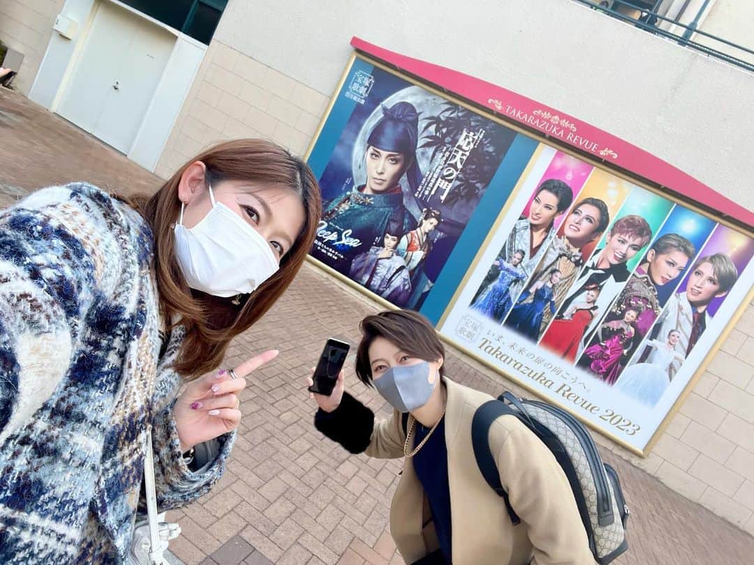 のインスタグラム：「先日、まなてぃと宝塚観劇へ🥰💓 ⁡ 大好きな月組😘 🌙応天の門・DeepSea-海神たちのカルナバル-🌙 実はこの公演を観るのは3回目🤭❤️ 物語の理解も深まり、好きなシーンや曲も覚えてきて🥰 生の舞台は何度見ても感動するし心躍ります💓 ⁡ しかもこの日はSS席🥺 近くて迫力満点！ジェンヌさんの表情もよく見えて夢のような時間を過ごすことが出来ました❤️ ⁡ あぁ〜最高だったなぁ〜🥰 観劇後は2人で8時間語りました🤣 ⁡ ⁡ ⁡ #ヅカファン歴25年🙋‍♀️ #宝塚 #宝塚歌劇団 #タカラヅカ #takarazuka #観劇 #宝塚観劇 #月組 #月組公演 #宝塚大劇場 #応天の門 #ヅカファン #徳原恵梨」