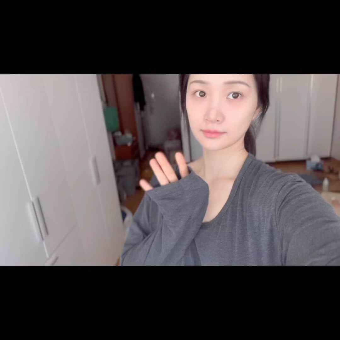 パク・ナレのインスタグラム：「쉬는 날_ 쥐색 옷 입고_뒹굴르기  #뒹굴뒹굴모드 잠깐 갔다온 연트럴파크는 내가 감당하기엔 사람이 너무 많당🫠 #연트럴파크#연트럴파크산책 맨날맨날 쉬고싶당🤡 #자유를달라#여행을달라 #집이없어」