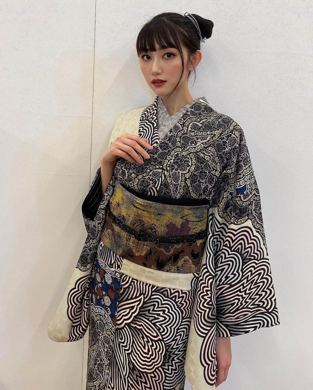 黒田瑞貴さんのインスタグラム写真 - (黒田瑞貴Instagram)「少しお仕事が落ち着いたので、溜まった写真あげていきたいと思います🫣  まずは2月の @saitojotaro  @jotaro_saito_ginzasix 🤍  来月東京コレクションもあります。今年も絶対素敵…楽しみです😌！  #kimono #着物　#きもの　#japaneseculture #jotarosaito」2月26日 15時34分 - kurodamizuki_
