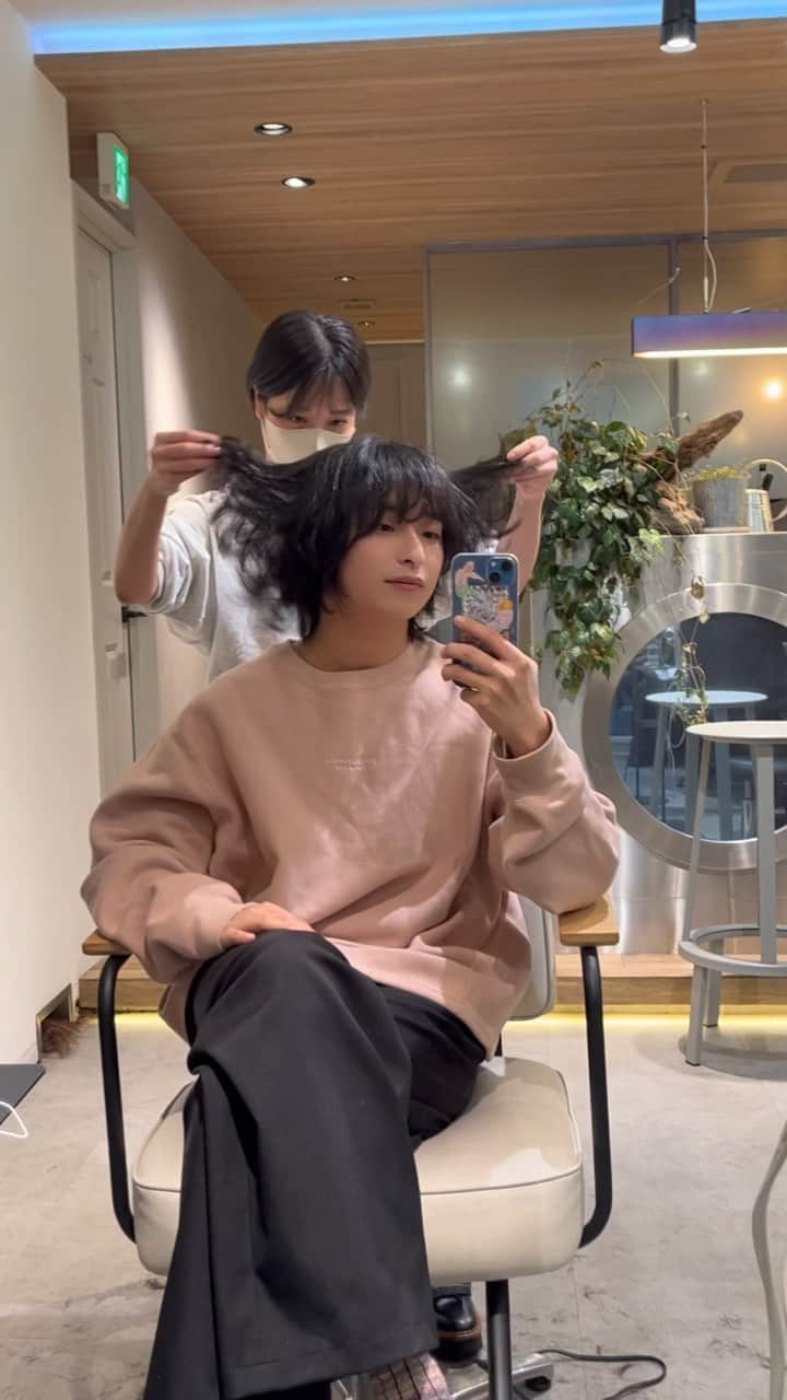 上野一稀のインスタグラム：「・ my hair maintenance. cut&set. ・ how do you like my hair? ・ ・ I do hair maintenance once a month. ・ ・ 髪の毛サラサラになっていい感じになる！ ・ hair cut&set @toyoha  ・ ・ ・ ・ ・ ・ ・ ・ ・ #メンズファッション #メンズヘア #メンズヘアスタイル #ミディアムヘア #ミディアムヘアアレンジ #ミディアムウルフ #ウルフカット #メンズファッションコーディネート #メンズファッションコーデ #メンズメイク #ヘアメンテナンス #トレーナーコーデ #トレーナー #韓国ファッションコーデ #メンズモデル」