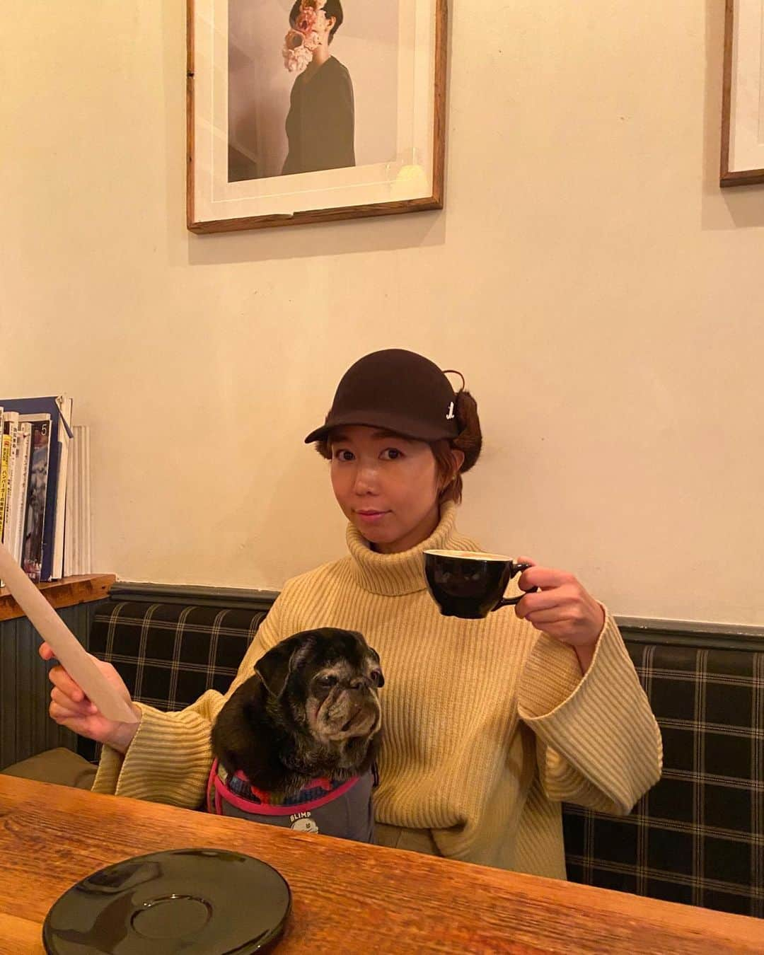 Lisa Halimさんのインスタグラム写真 - (Lisa HalimInstagram)「都内です☕️ 目をつむるタイミング一緒。 @montarogram   最近は何か新しいことがしたくて いつもワクワクしていて 何か作り出したくて アイディアがたくさん浮かんできて。 お料理が楽しかったり、 今書きたいことが明確になったり。 フットワークも軽くなり とにかく心が躍っています。 花粉症は辛いけれど。  何かに背中を押されているような 風向きが味方しているような、そんな感じ。 せっかくだから波に乗ってみよう。 なんでもやってみよう。  歳は重ねていても、 大きな宇宙の中の地球の小さい人間の 短い人生の途中なんだから。  と...このテンションと気持ちの間に 色々とこなしておきなよ？ と自分に言い聞かせるのでした。」2月26日 20時58分 - lisahalim