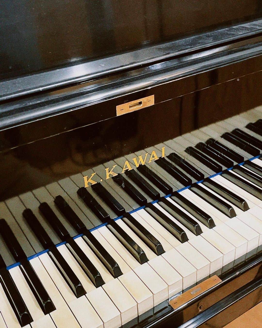モッチェ 永井さんのインスタグラム写真 - (モッチェ 永井Instagram)「ソロ作品のレコーディングをしております。前回7インチをリリースしてからちょうど3年ぶりくらい。演奏は1人だけど、今回もチョーいろんな人に力をお借りしております。。今日はKAWAIのアップライトピアノを弾きました。むずかぴ〜！でも、すごくいい音だったな。  春にはお届けできるかな。出来上がったら、ぜひ聴いてやってくださいませ！  #モッチェ永井」2月26日 21時00分 - mocche_nagai