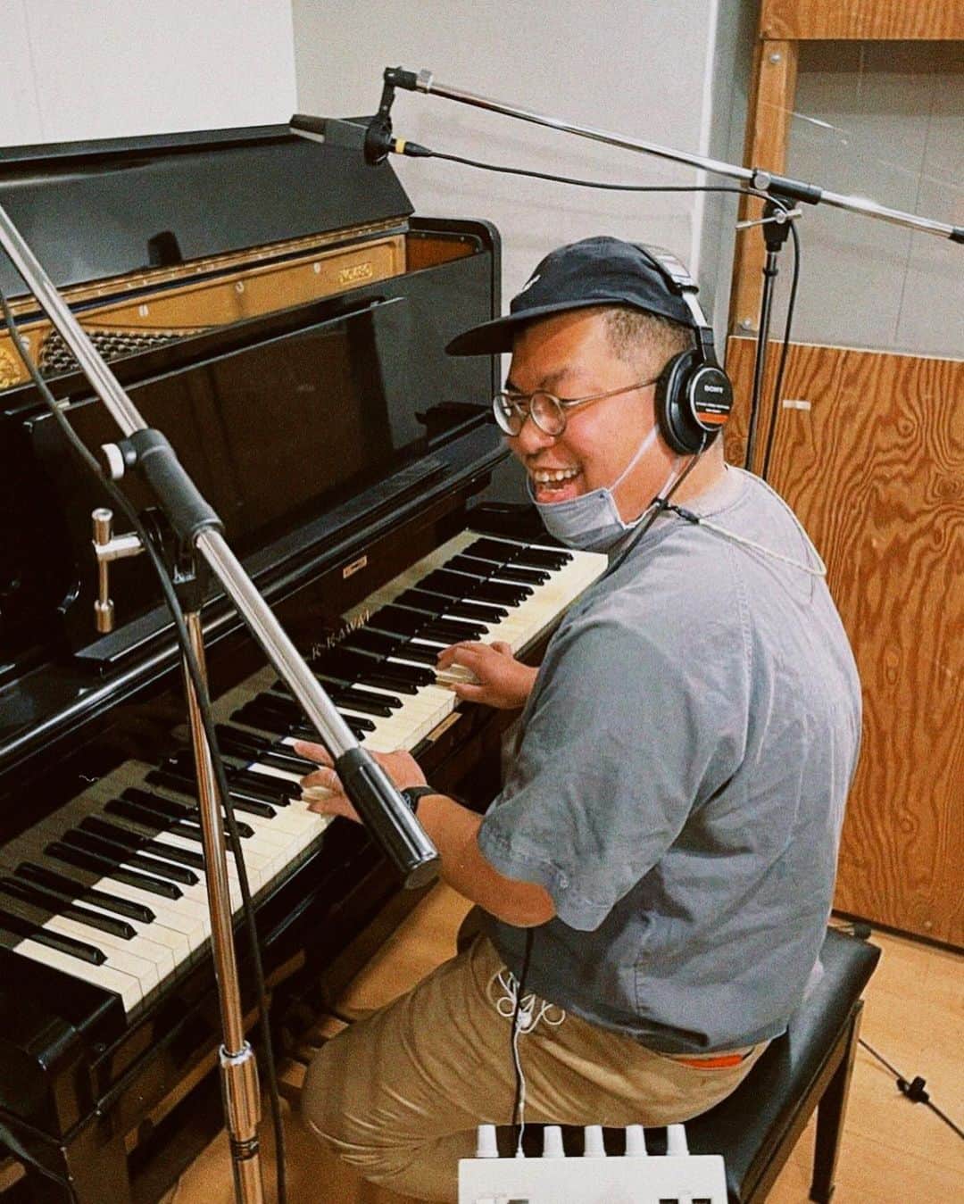 モッチェ 永井さんのインスタグラム写真 - (モッチェ 永井Instagram)「ソロ作品のレコーディングをしております。前回7インチをリリースしてからちょうど3年ぶりくらい。演奏は1人だけど、今回もチョーいろんな人に力をお借りしております。。今日はKAWAIのアップライトピアノを弾きました。むずかぴ〜！でも、すごくいい音だったな。  春にはお届けできるかな。出来上がったら、ぜひ聴いてやってくださいませ！  #モッチェ永井」2月26日 21時00分 - mocche_nagai