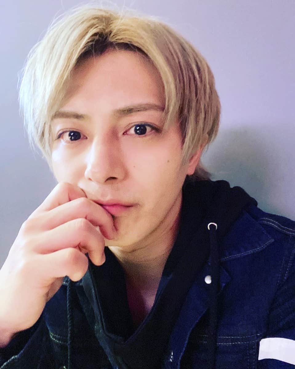 米原幸佑のインスタグラム：「#5Brain #シンセキのにぃちゃん #しずる村上 #守屋日和 無事に千秋楽を終えました。 一度もハケず約６０分を2人だけで 繋ぐのは凄く集中力と体力が必要で 暗転なし、BGMも最初と最後だけ。 ストイックー！！笑 何年経っても勉強勉強ですね。 28日のFC限定トークライブで 詳しく色々話そうと思います。 いや、話したい。 もう、抱えきられへん！！ 状態です 2023年もなかなかハードモード。 でも何かしらに手を伸ばし 見えない霧の中で掴んだものは 小さく光る原石みたいな希望だったらいいな。 ではまた✋」