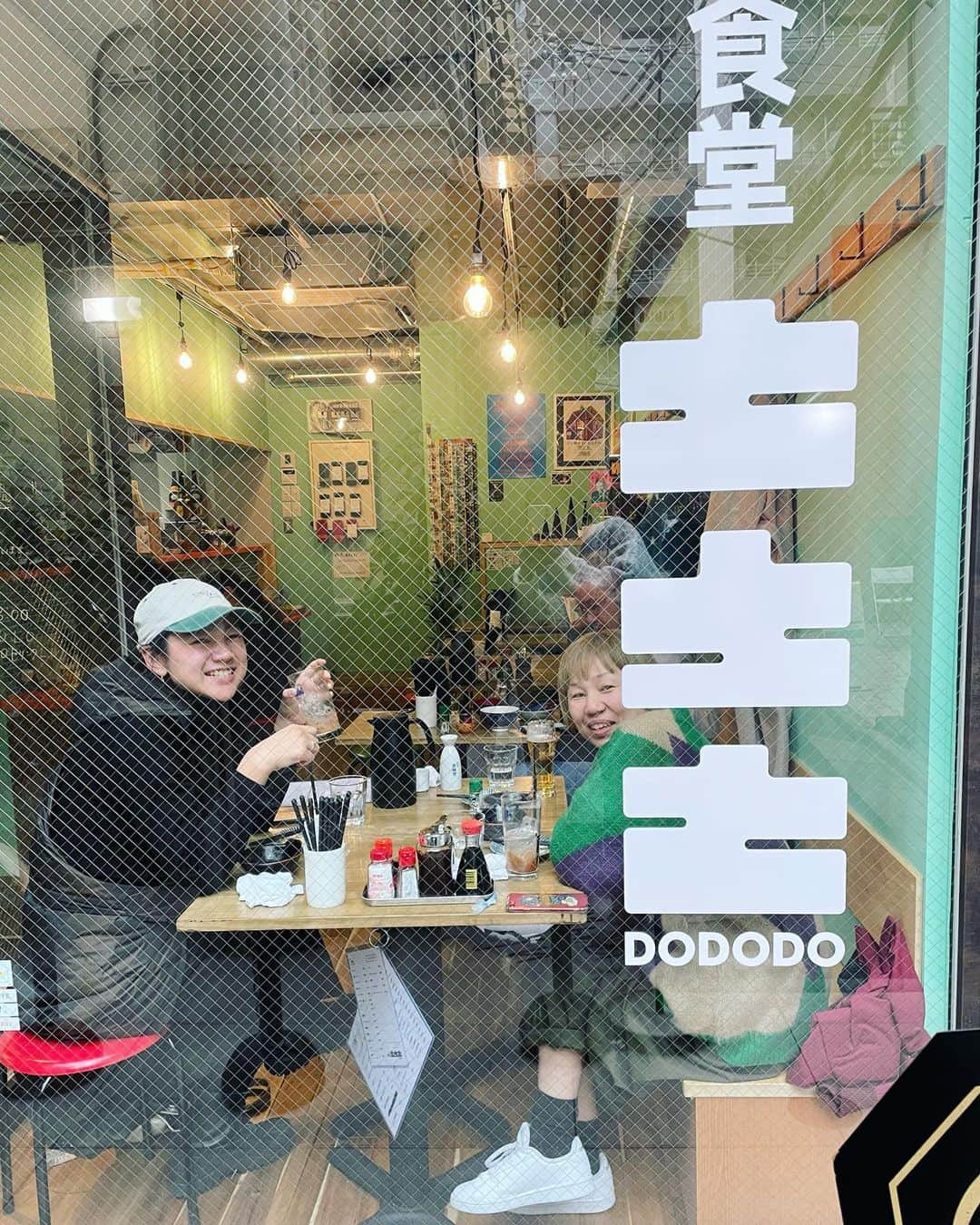 宮本りえのインスタグラム：「下北沢の〈土土土 @dododokitazawa 〉で何年振りか思い出せないくらい久しぶりな友達　@suzzcco  @shinobushimashima  とランチできました🍽  真似してお弁当に入れたいね、と話も進むほど美味しかった！ ゆっくり呑んだりも出来るし、1人で定食をいただくことも出来るありがたいお店なのでまたふらっと可愛い店主に会いに行きたいと思います🐟」