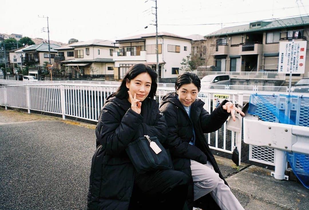 水川あさみのインスタグラム：「ブラッシュアップライフ今夜８話🌼 わたし演じるは宇野真里ちゃんでございました。  ８話ひと足お先に観たんだが 大好きなシーンというかカットがあってさ、あーちんが凄く凄く美しくて観た時に鳥肌が立ったのよ。それくらい全ての良き瞬間がピタリと重なって出来たものなんだと思うんだけれど、それを観てあぁーわたしこのドラマやれて良かったなぁって思った。  そんな８話。 是非ね。 #フィルムで撮った現場写真 @mizukawa_asami_mg.film」