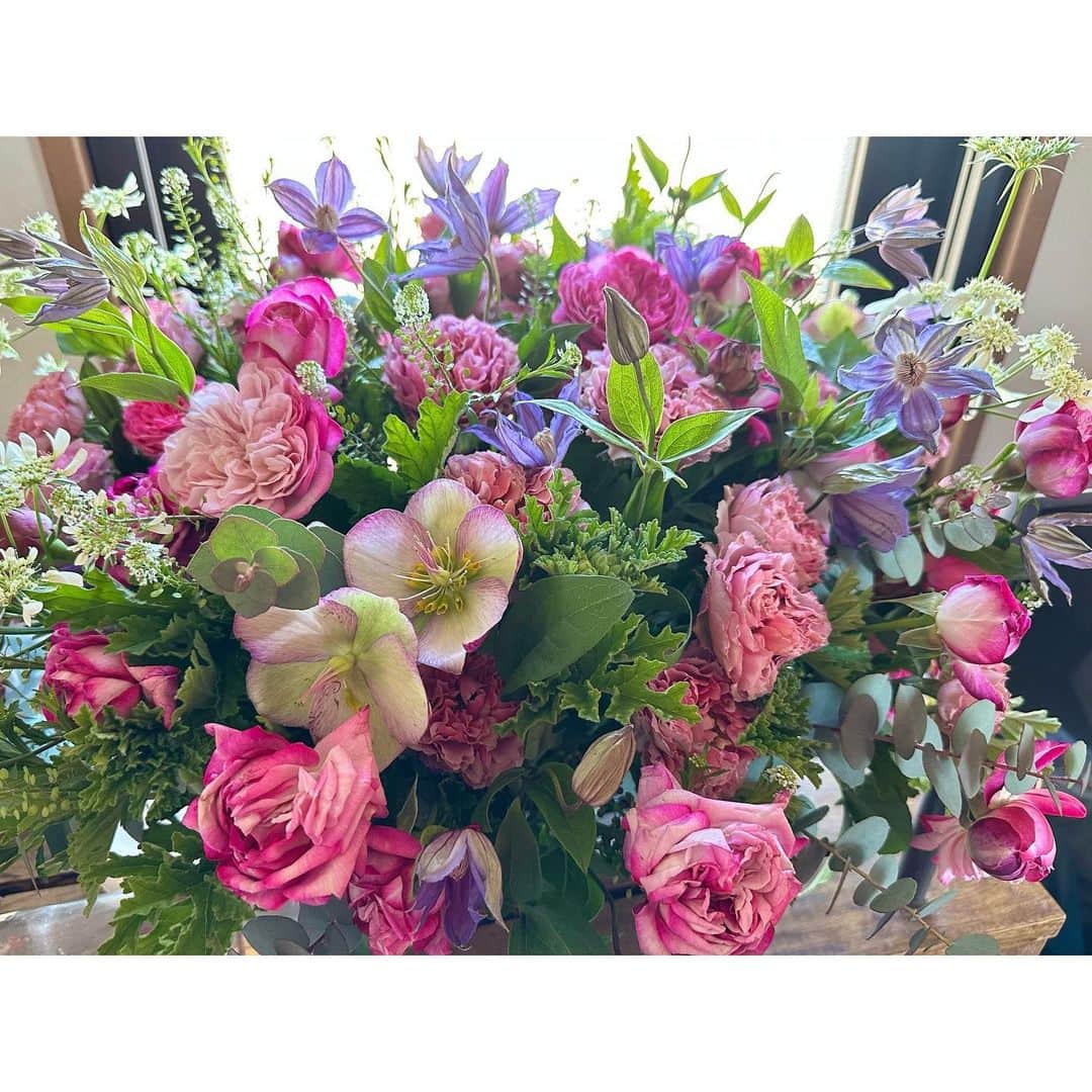 有村実樹のインスタグラム：「🎂 美的編集部の皆様からお花が届きました！ ⁡ 大好きなクリスマスローズが入ってる。 可愛いなぁ☺️ ⁡ ⁡ ✿❀ஐ❊𖧷ありがとうございます✿ஐ❁❀❋ ⁡ ⁡ ⁡ ⁡ ⁡ ⁡ #美容 #美容好きな人と繋がりたい #メイク #コスメ #コスメ好きさんと繋がりたい #美容研究家 #植物療法士 #有村実樹」