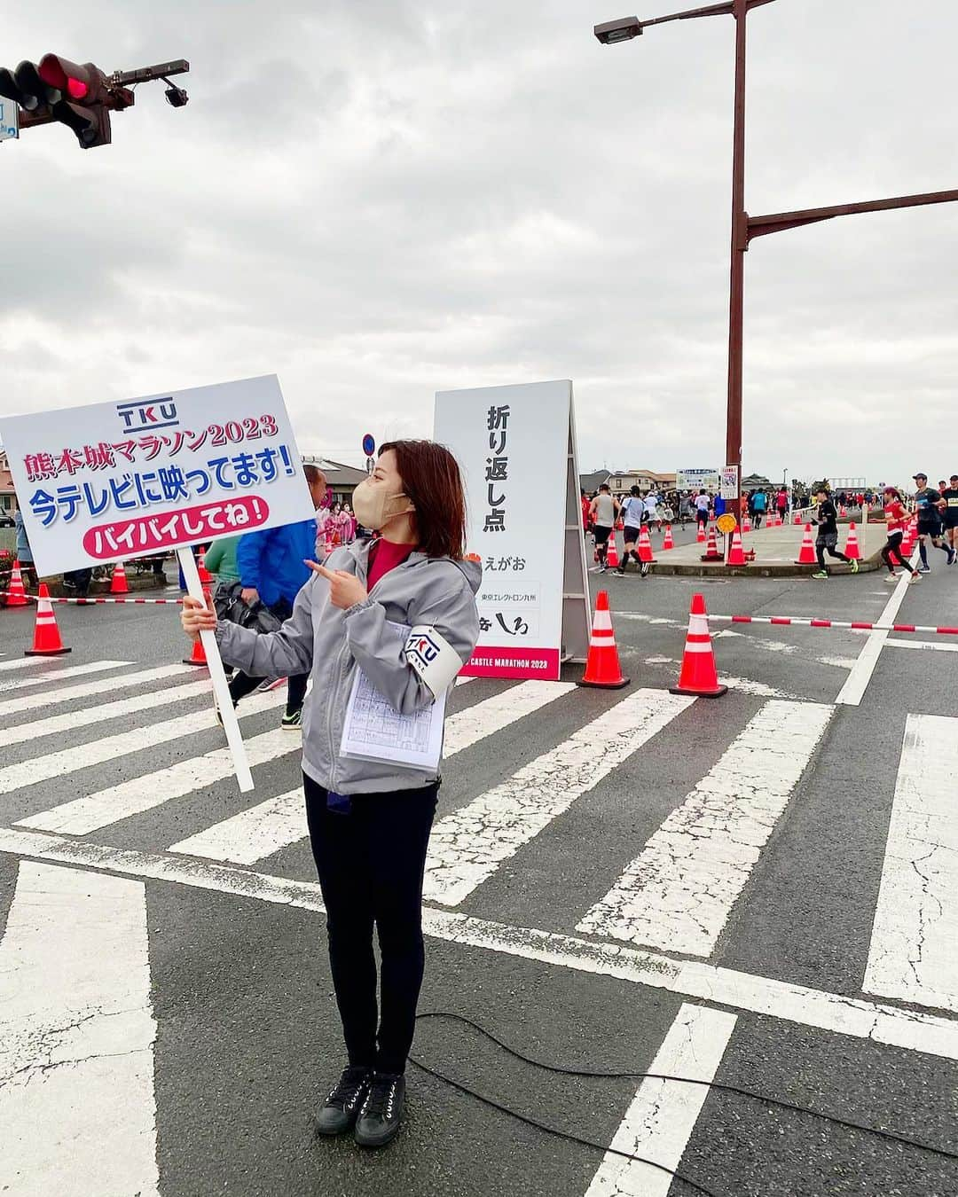 林田雪菜のインスタグラム：「熊本城マラソンから1週間が経ちました🏃早いですね〜  私が中継を担当した沖新の折り返し地点、今年も海からの風が強くて この看板を持つのも一苦労🥺 風に煽られて 飛んでいくかと思った🙂  ８年前に私も若っ人ランドの企画で走ったこの熊本城マラソン。 完走後、当時はもう一生フルマラソンを走ることはないと心に誓いましたが 楽しそうに走るみなさんを見て、タイムを気にせず 楽しくフルマラソン、、ありだな〜✨と少しばかり思いました 林田です。  ランナーの皆さん、お疲れ様でした👏👏👏  #熊本城マラソン #フルマラソン #熊本城マラソン2023 #テレビ熊本 #TKU #生中継 #お疲れ様でした！」