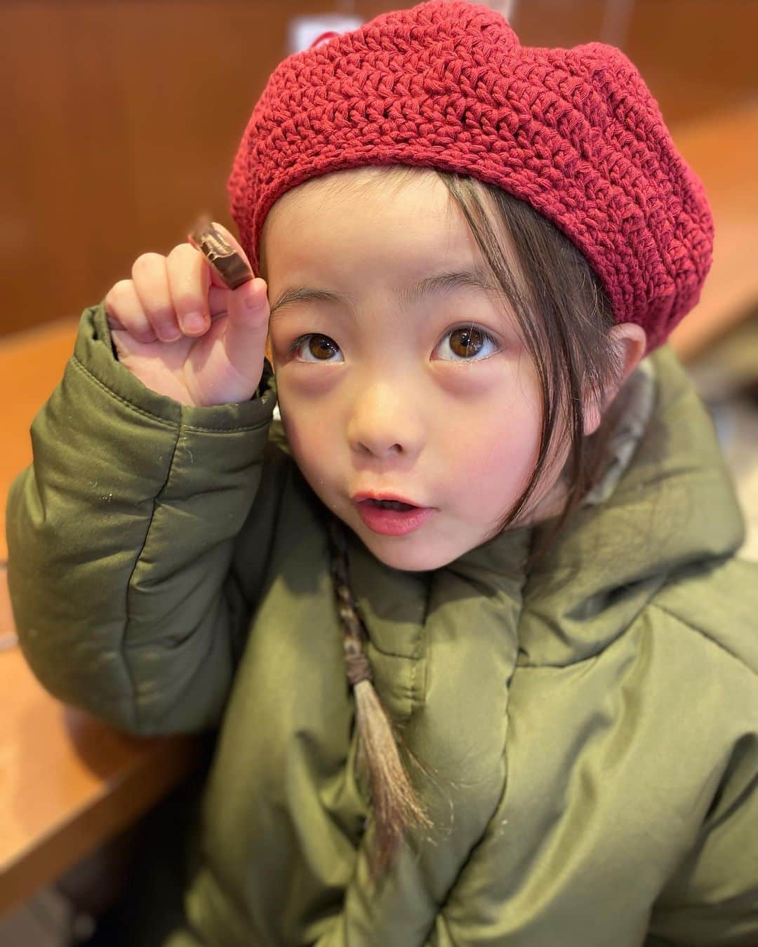 安田由紀奈さんのインスタグラム写真 - (安田由紀奈Instagram)「チョコを食べても動いたら太らない、と言った矢先に抱っこさせられました。  #チョコ好き  #4歳 #1歳 #女の子ママ  #男の子ママ #姉弟　我が家の #キッズモデル #ベレー帽」2月26日 16時17分 - toatoachannel